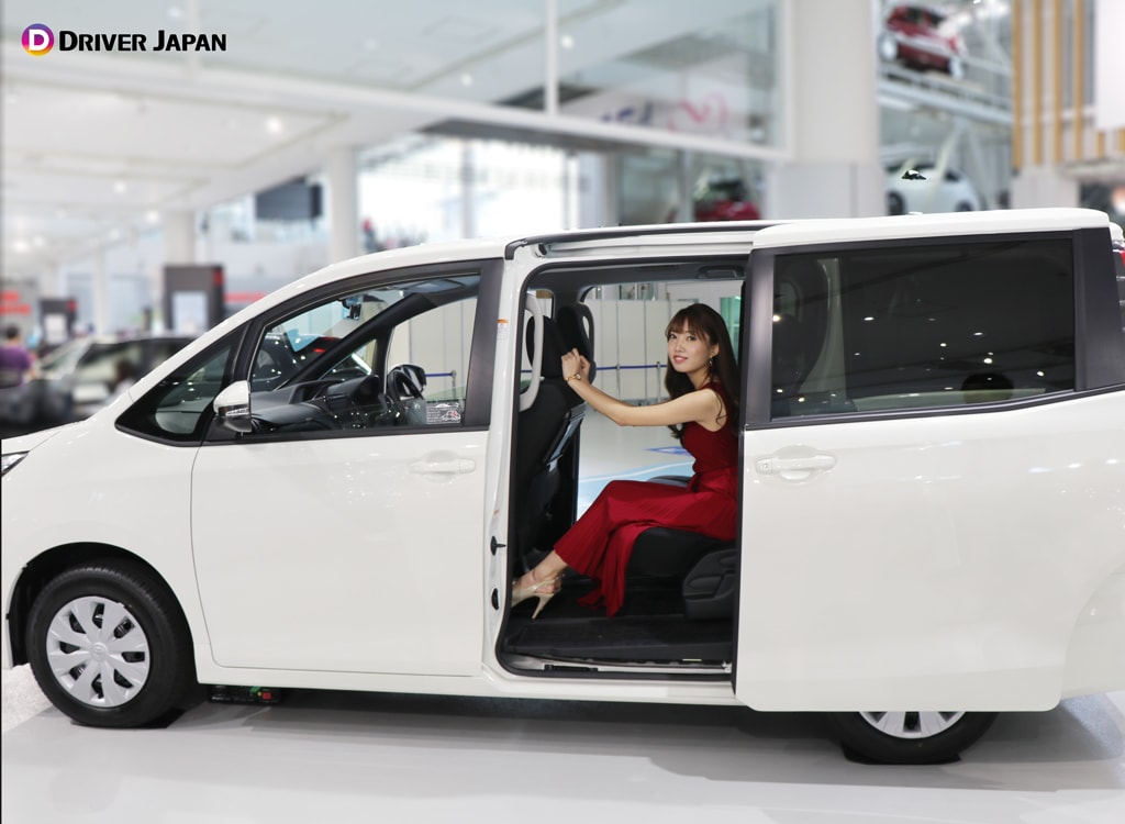 MEGAWEB展示車両の後部座席に座るYUIKAちゃん