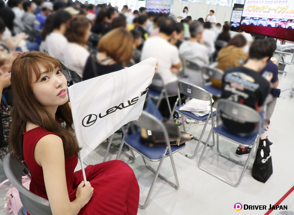 MEGAWEBが用意してくれた観戦席に座るYUIKAちゃん