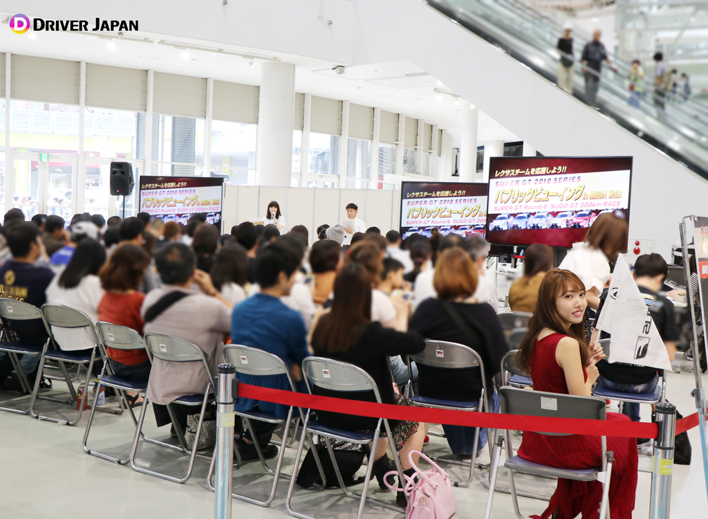 MEGAWEBのパブリックビューイングの席につくYUIKAちゃん