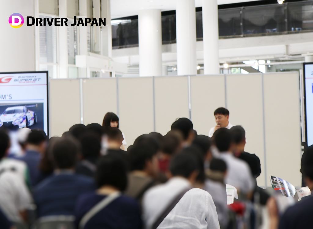 MEGAWEBのパブリックビューイングで解説をするチャンプ☆FUJITA氏