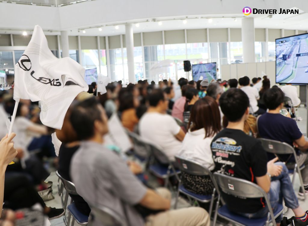 会場が盛り上がるMEGAWEBのパブリックビューイング