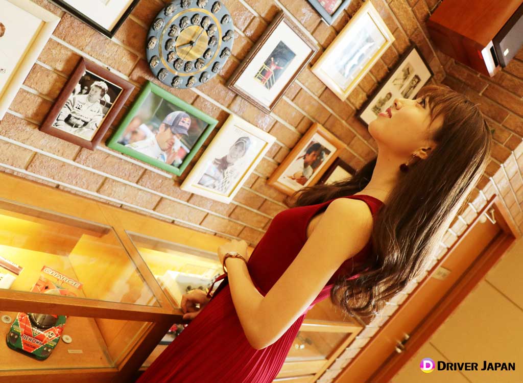 MEGAWEB施設で展示物を眺めるYUIKAちゃん