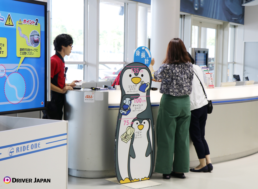 MEGAWEBライドワンにてカローラsportsの試乗手続きをするあっこちゃん