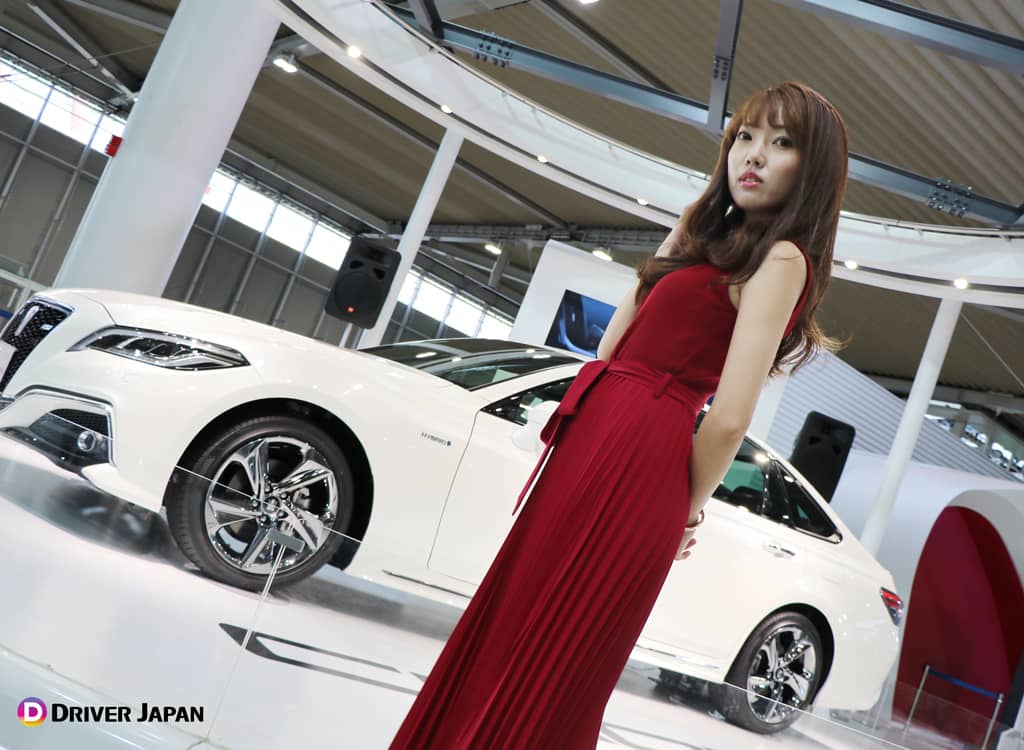 MEGAWEBテクノロジーゾーンでクラウン前で撮影するYUIKAちゃん