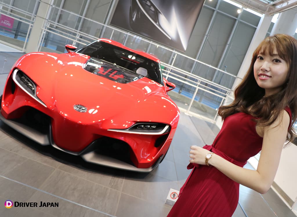 新型スープラ前で撮影するYUIKAちゃん