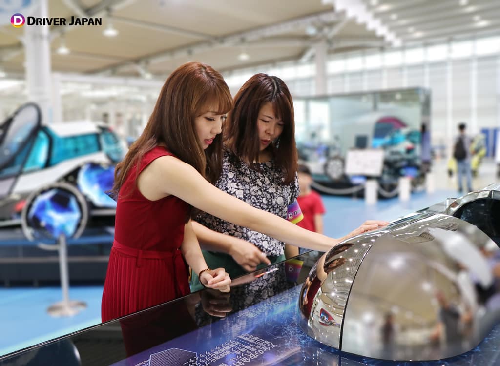 MEGAWEBのテクノロジーゾーンで展示物を見るYUIKAちゃんとAKKOちゃん