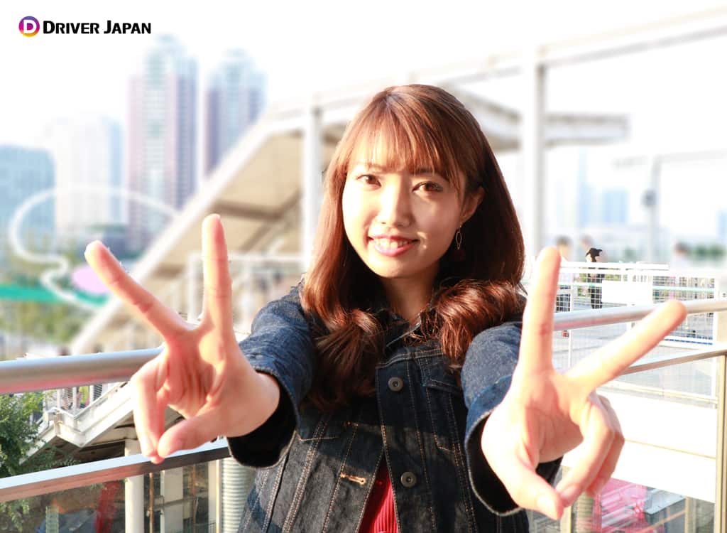 MEGAWEBのすぐ外でピースするYUIKAちゃん