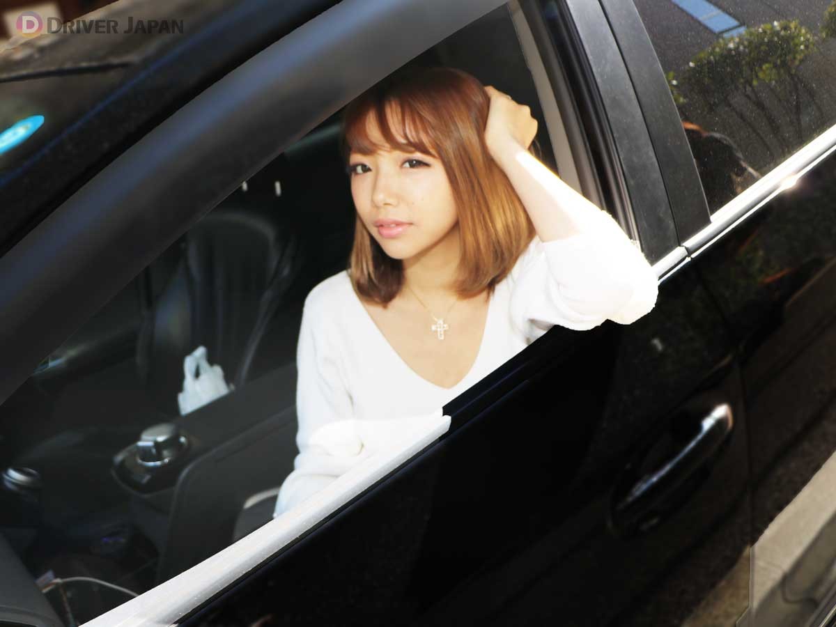 車のドアから顔を出すYAYOIちゃん