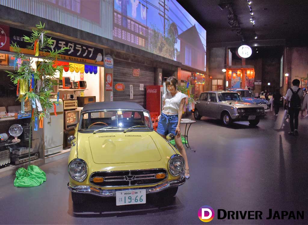 黄色いオールドカーと高松凛ちゃん@ヒストリーガレージ