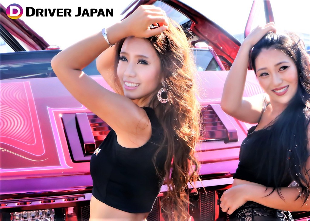 後ろを振り返るポーズをする佐原知沙ちゃん