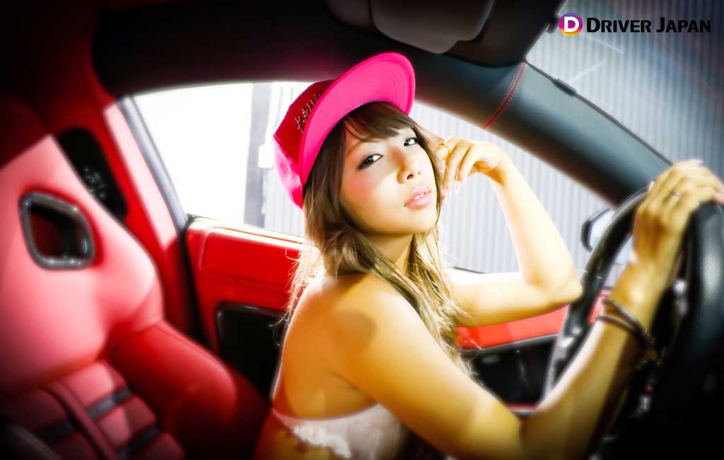 フェラーリの運転席でハンドルを握るYAYOIちゃん