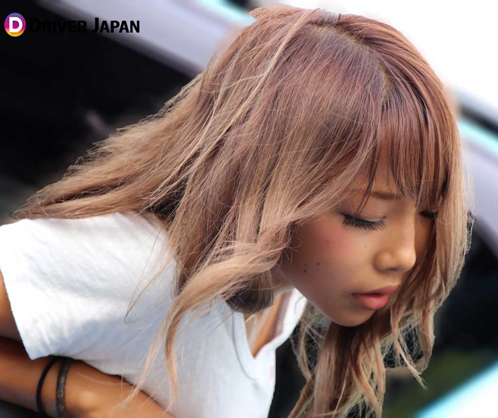 トラックに車を載せる前に車の位置を確認するYAYOIちゃんのアップ