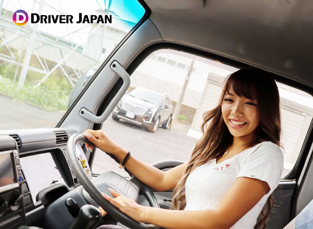 トラックの運転席で笑顔を見せてくれるYAYOIちゃん
