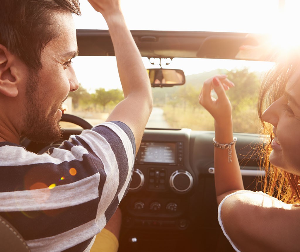 カップルでドライブする風景