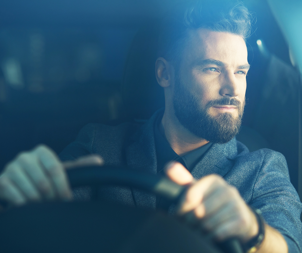 車酔い対策をする男性