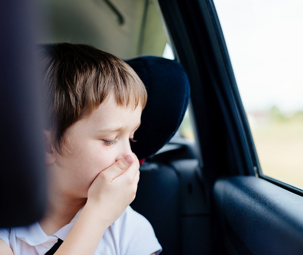 車酔いに悩む子ども