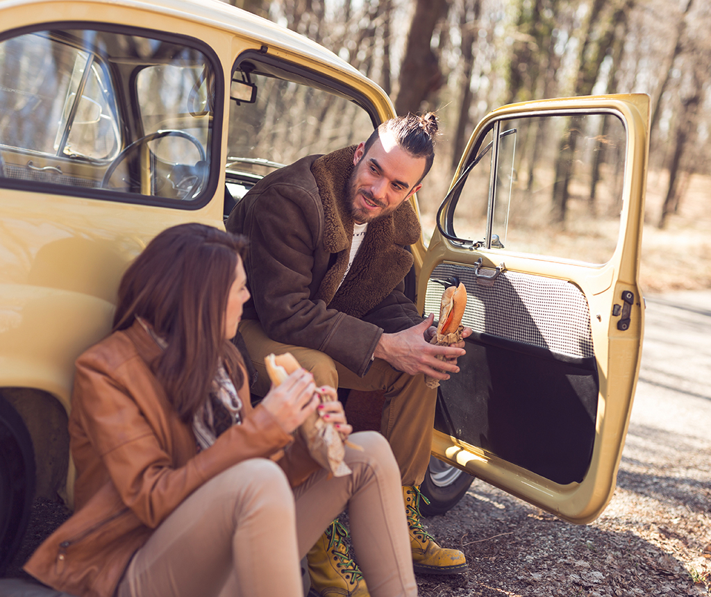 ドライブ中に休憩する男女