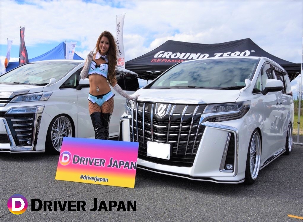 スーパーカーニバル2018のT-styleさんのアルファードに立つCHISAちゃん