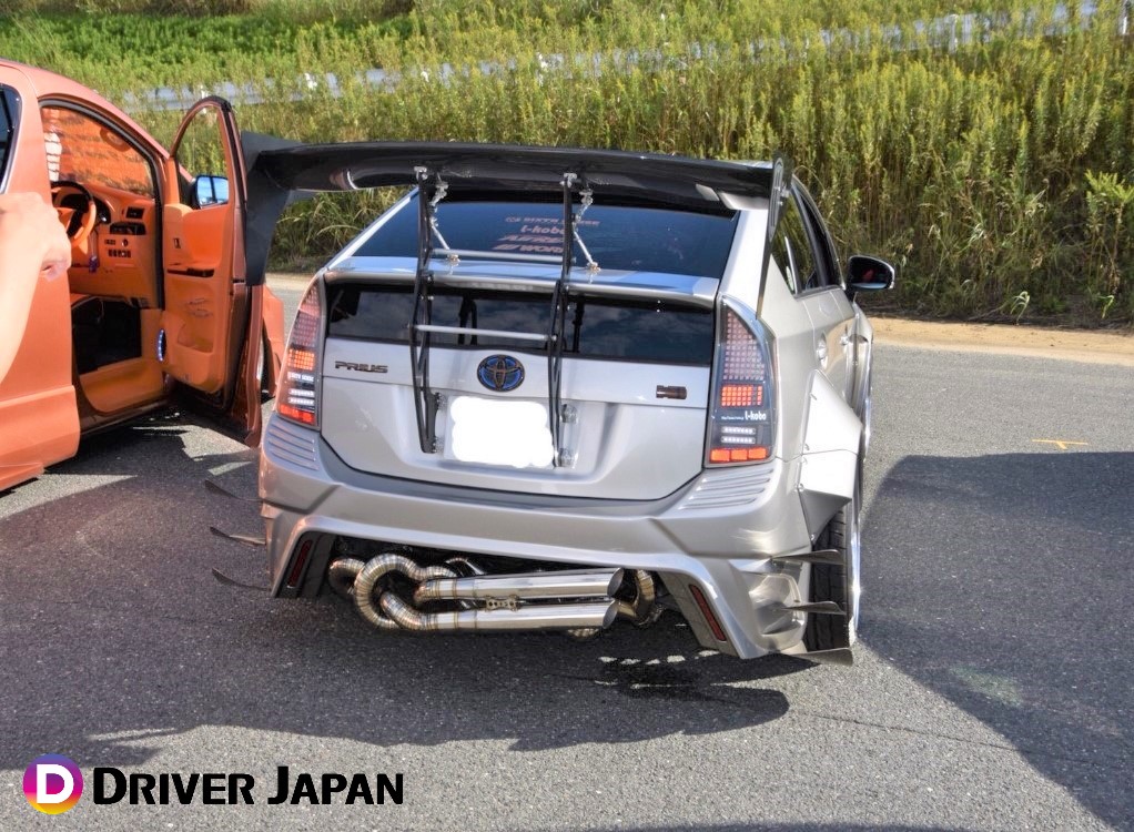 スーパーカーニバル2018参加のプリウスのリヤスタイルのマフラー