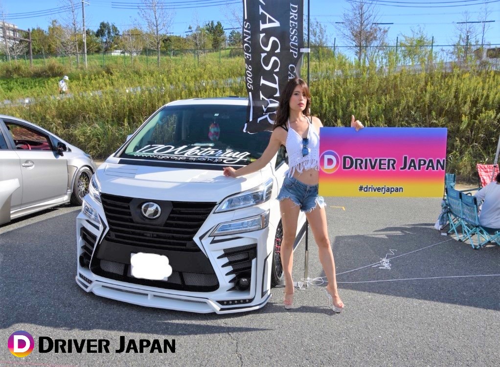 スーパーカーニバル2018参加のヴェルファイアの隣に立つ智花ちゃん