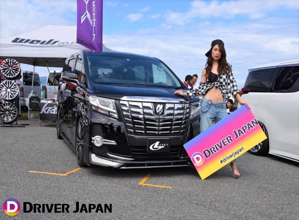 スーパーカーニバル2018参加のアルファードの隣に立つ智花ちゃん