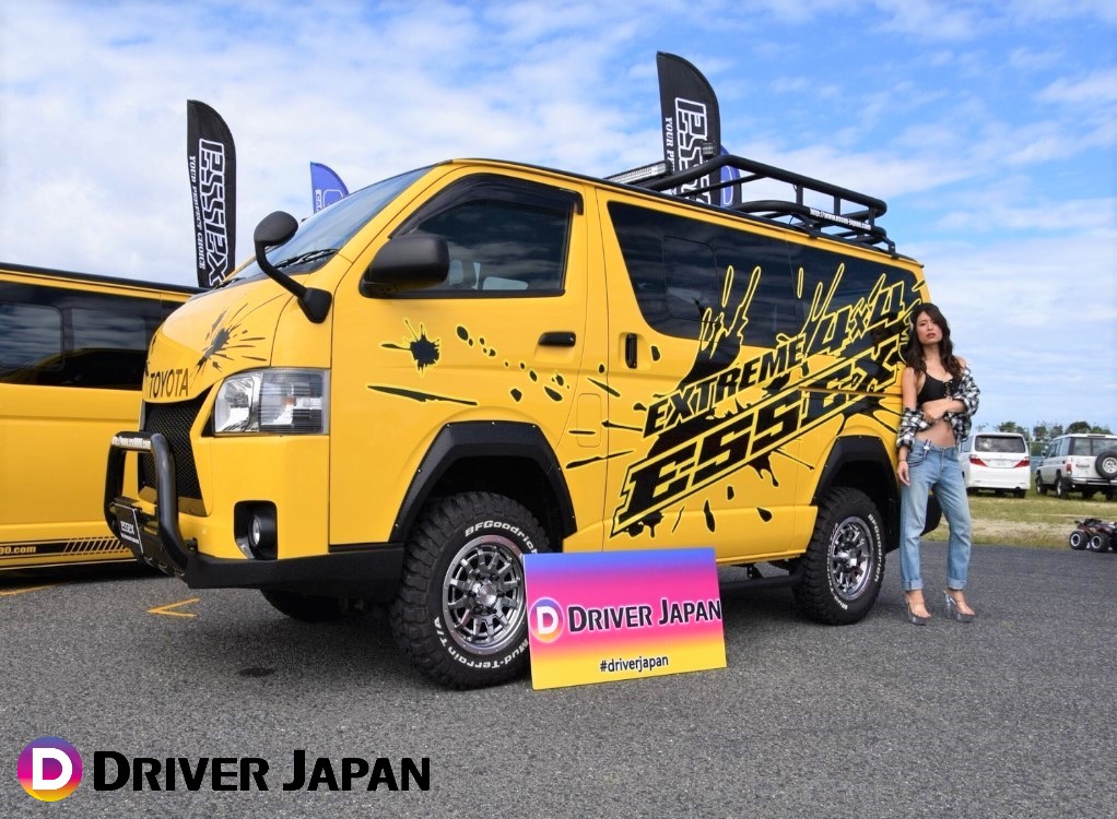 スーパーカーニバル2018参加の黄色ハイエースの隣に立つ智花ちゃん