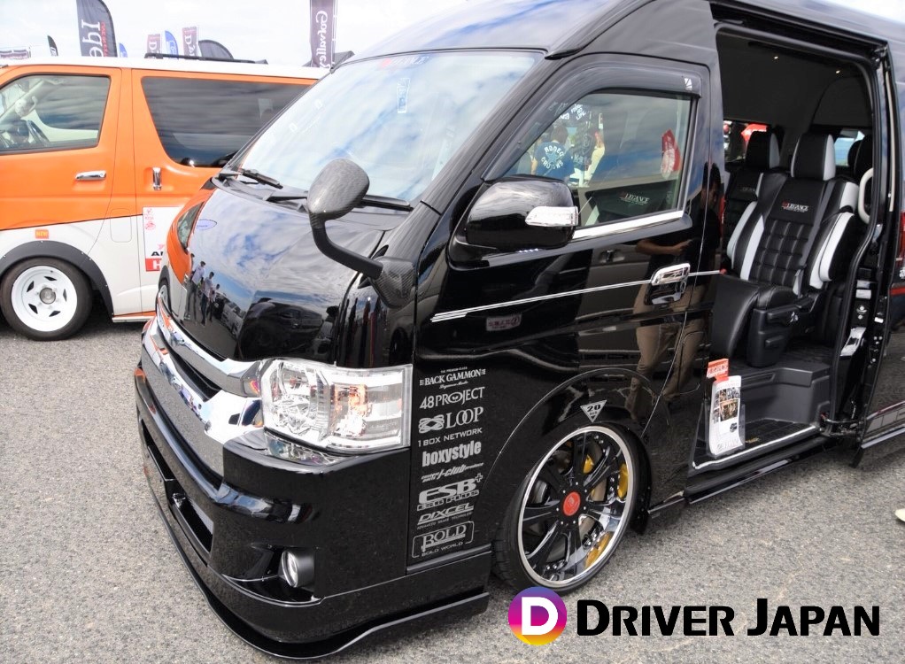 スーパーカーニバル2018参加ブースのラグジュアリーなハイエース
