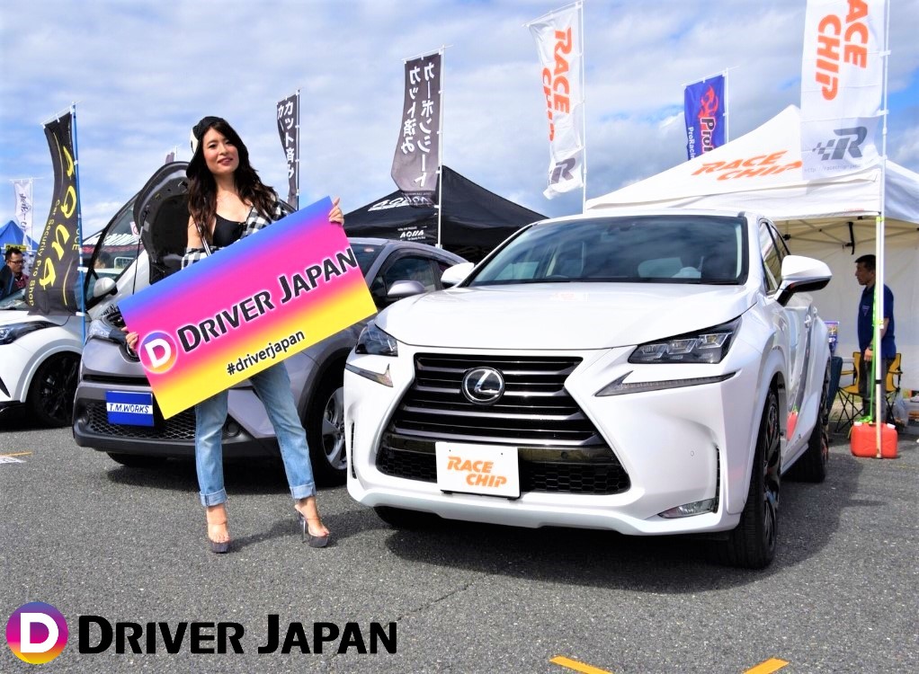 スーパーカーニバル2018参加の白レクサスの隣に立つ智花ちゃん