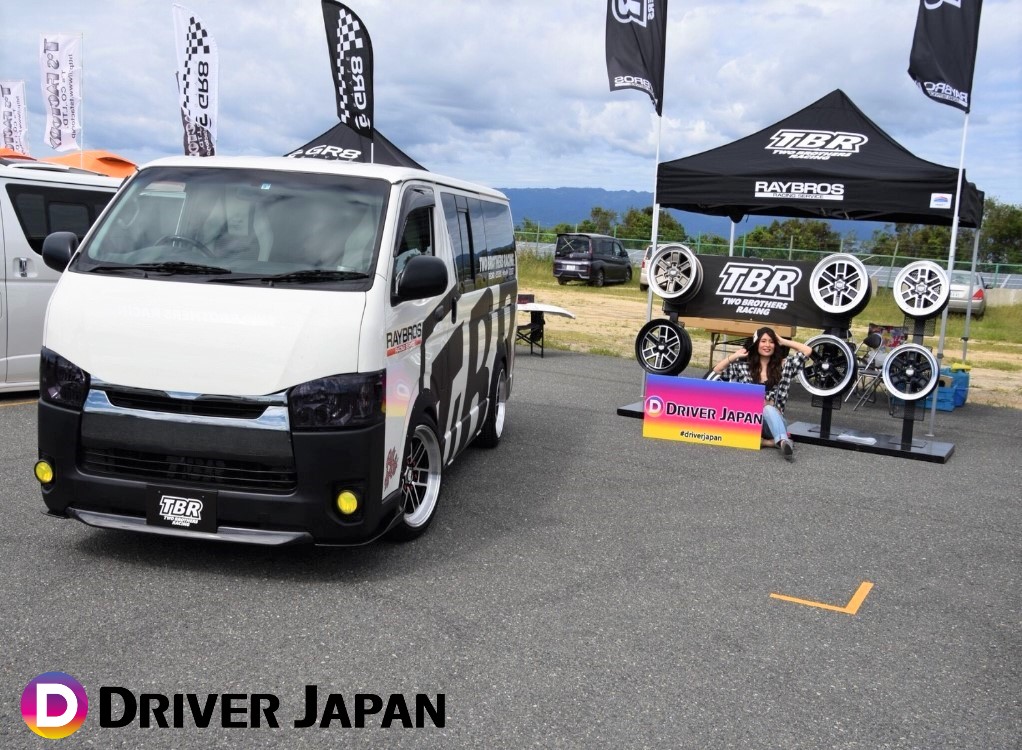 スーパーカーニバル2018参加ブースのハイエースとホイール展示