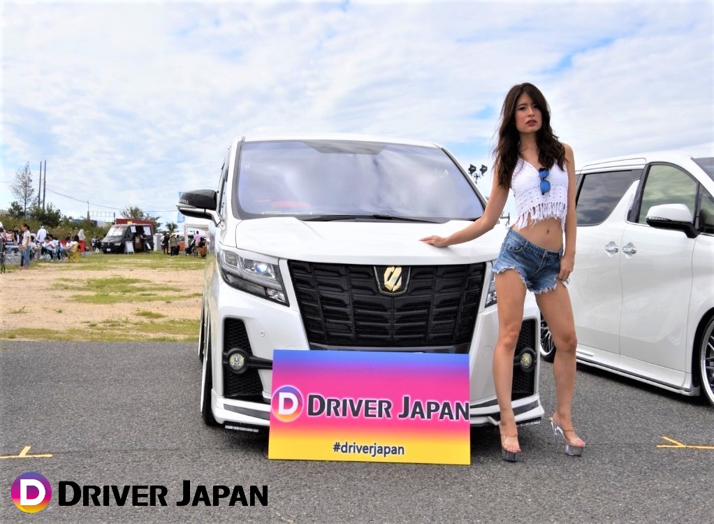 スーパーカーニバル2018参加のエスクァイアの隣に立つ智花ちゃん