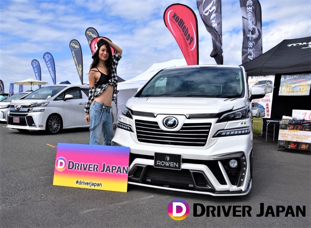 スーパーカーニバル2018参加のヴェルファイアの隣に立つ智花ちゃん