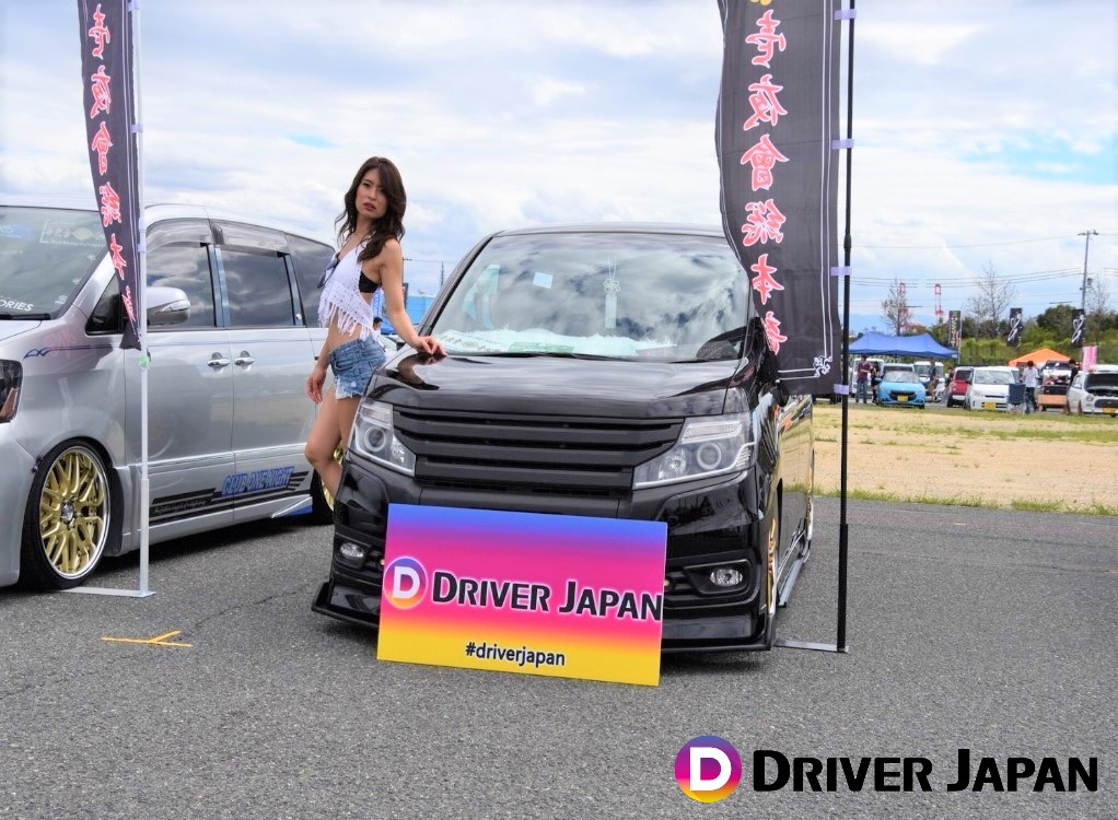 スーパーカーニバル2018の壱夜會さんのステップワゴンの隣に立つ智花ちゃん