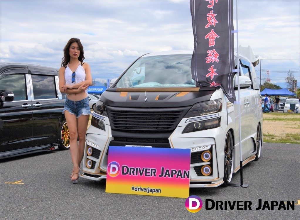 スーパーカーニバル2018の壱夜會さんヴェルファイアの隣に立つ智花