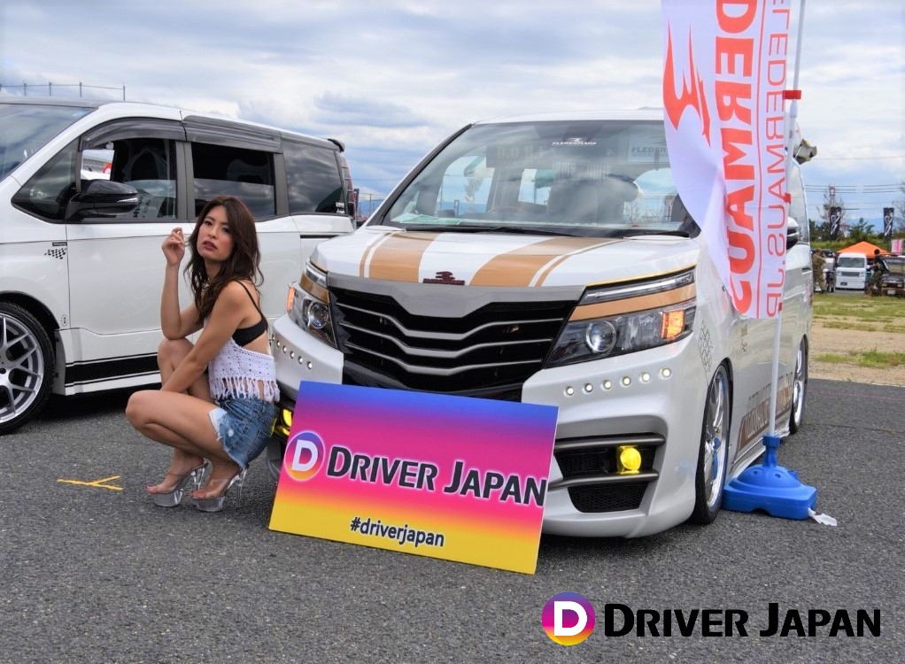 スーパーカーニバル2018の壱夜會さんのヴォクシーの隣に立つ智花ちゃん