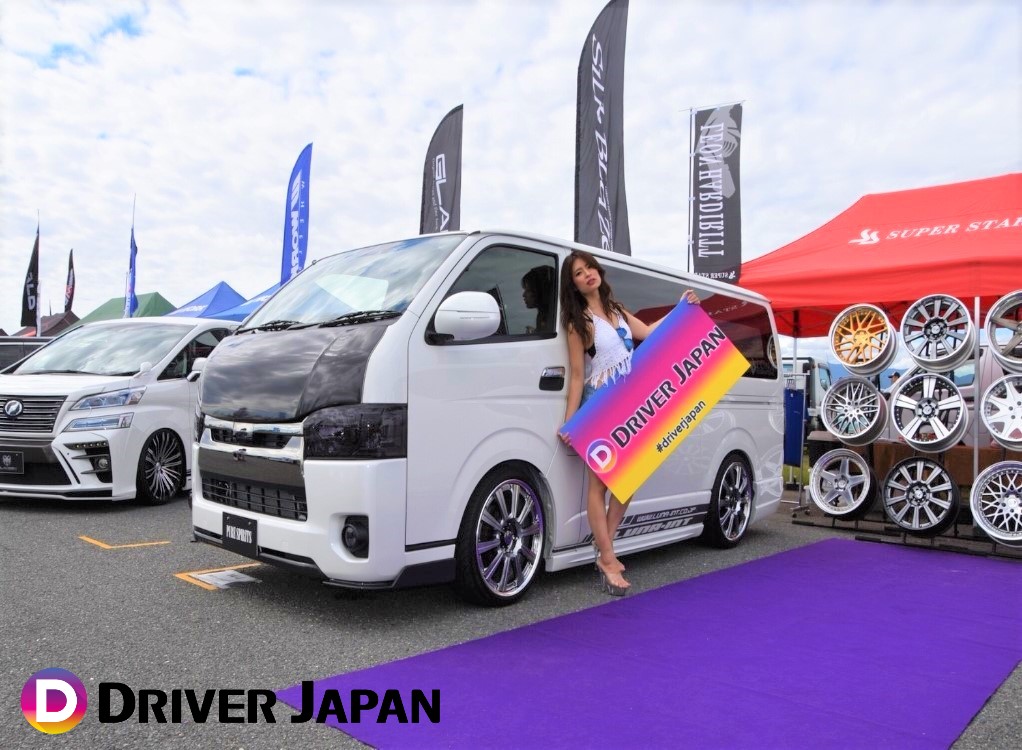 スーパーカーニバル2018参加ブースのハイエースとホイールに立つ智花ちゃん