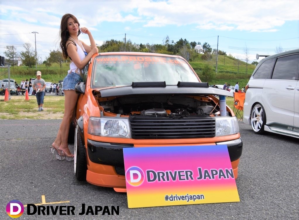 スーパーカーニバル2018参加のプロボックスの隣に立つ智花ちゃん