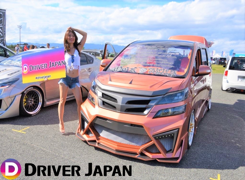 スーパーカーニバル2018参加のアルファードの隣に立つ智花ちゃん