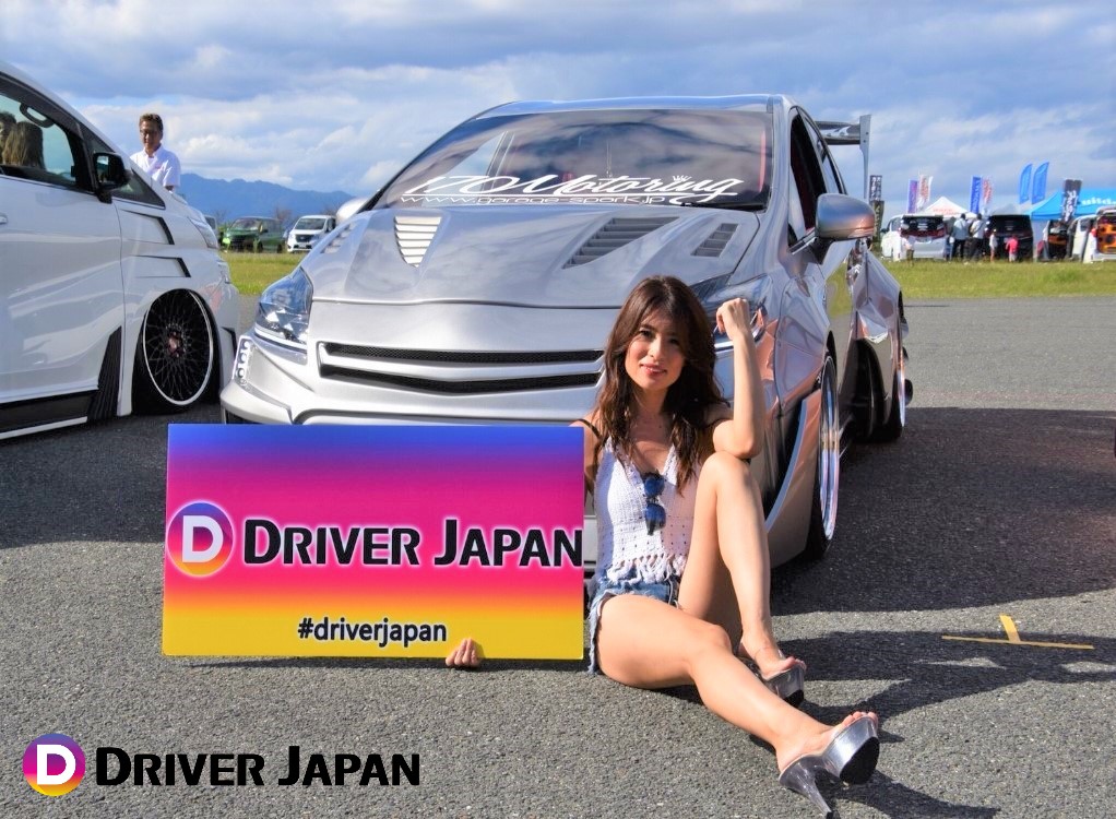 スーパーカーニバル2018参加のプリウスの隣に立つ智花ちゃん