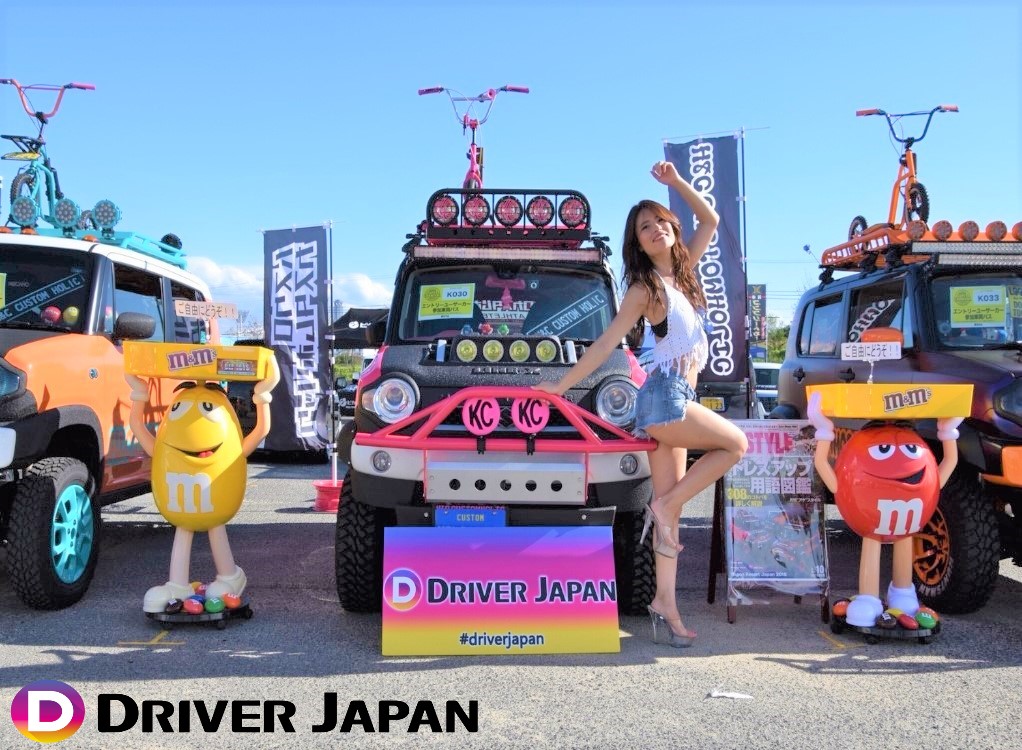 スーパーカーニバル2018参加のピンクハスラーの隣に立つ智花ちゃん