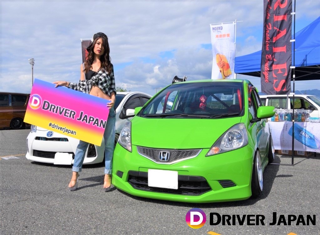 スーパーカーニバル2018参加ブースのFITの隣に立つ智花ちゃん