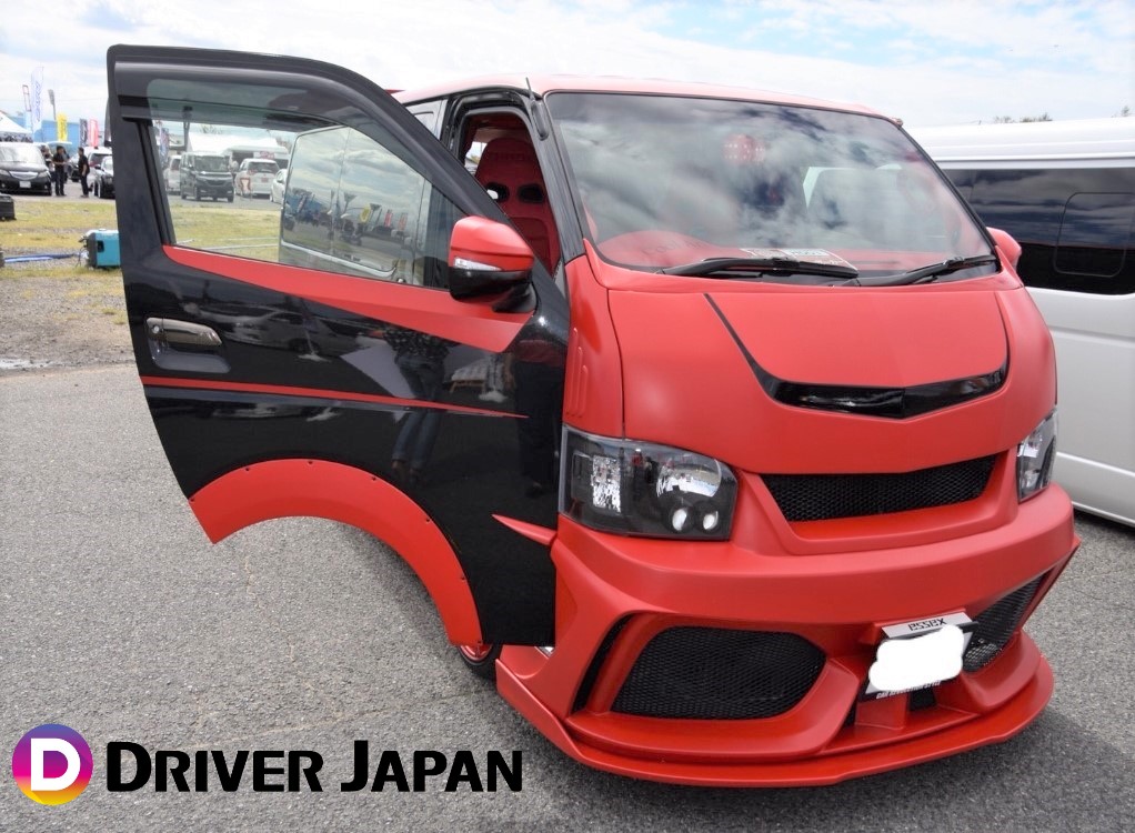 スーパーカーニバル2018参加の赤黒ハイエース