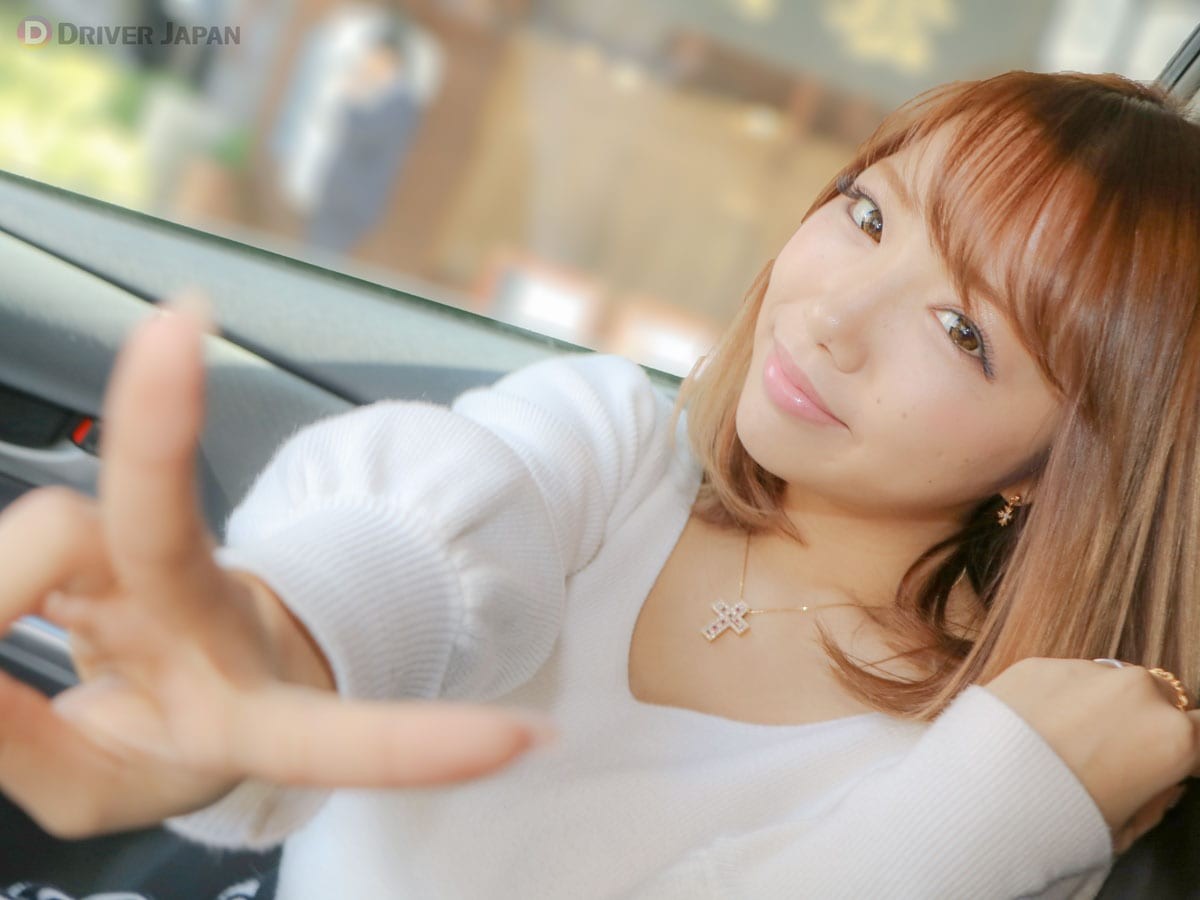 ピースサインを取るYAYOI