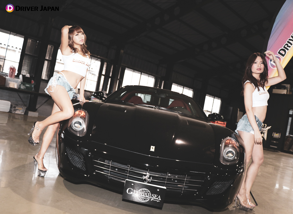 車両立ちするYAYOIちゃんとTOMOKAちゃん