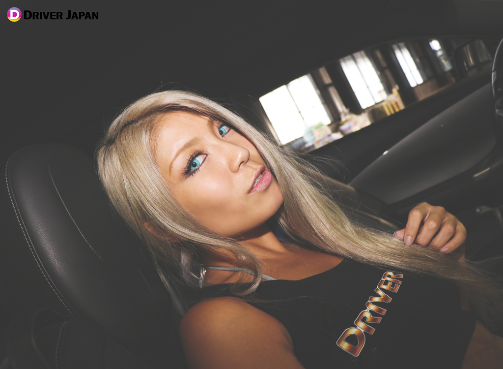 カマロの運転席に座るリナちゃん