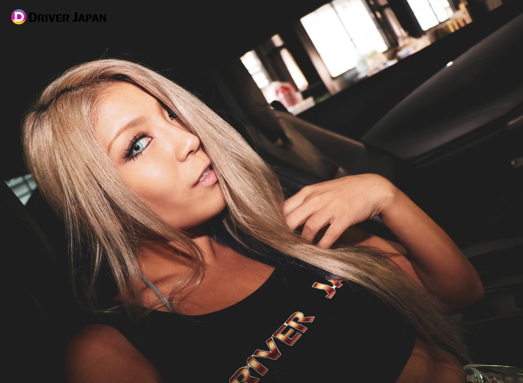 カマロのシートに座るLINAちゃん