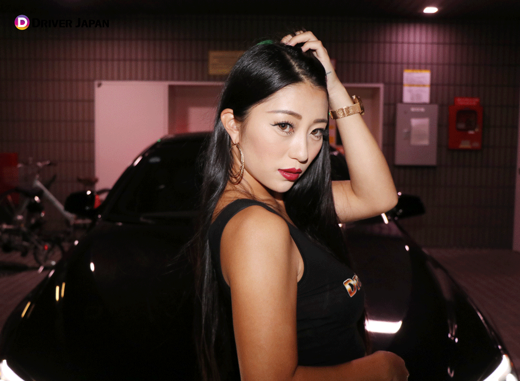 BMWの前でポーズをするKUROちゃん