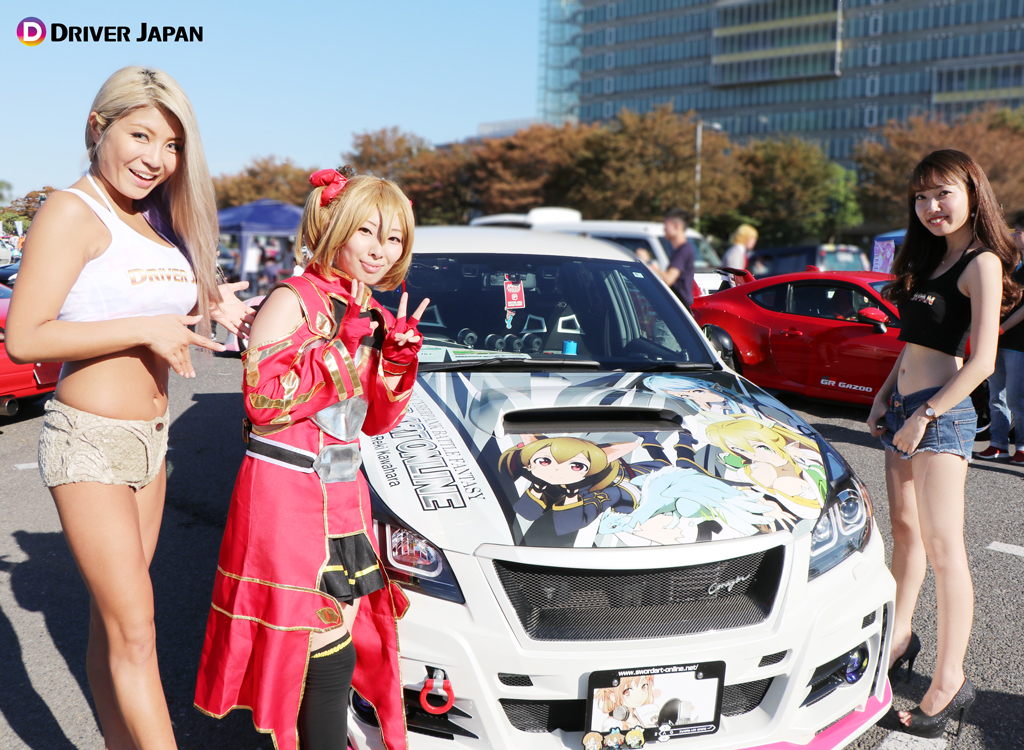 痛車天国でコスプレイヤーのお姉さんと記念撮影するDRIVER JAPAN GIRLS