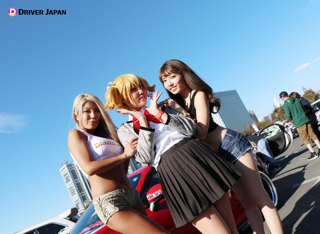 痛車天国で元気いっぱいなコスプレイヤーのお姉さんと記念撮影するDRIVER JAPAN GIRLS