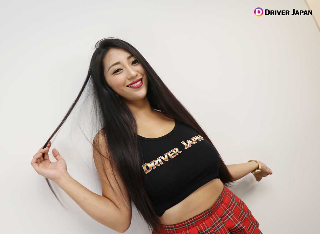 髪の毛をさわるKUROちゃん(スタジオ撮影)