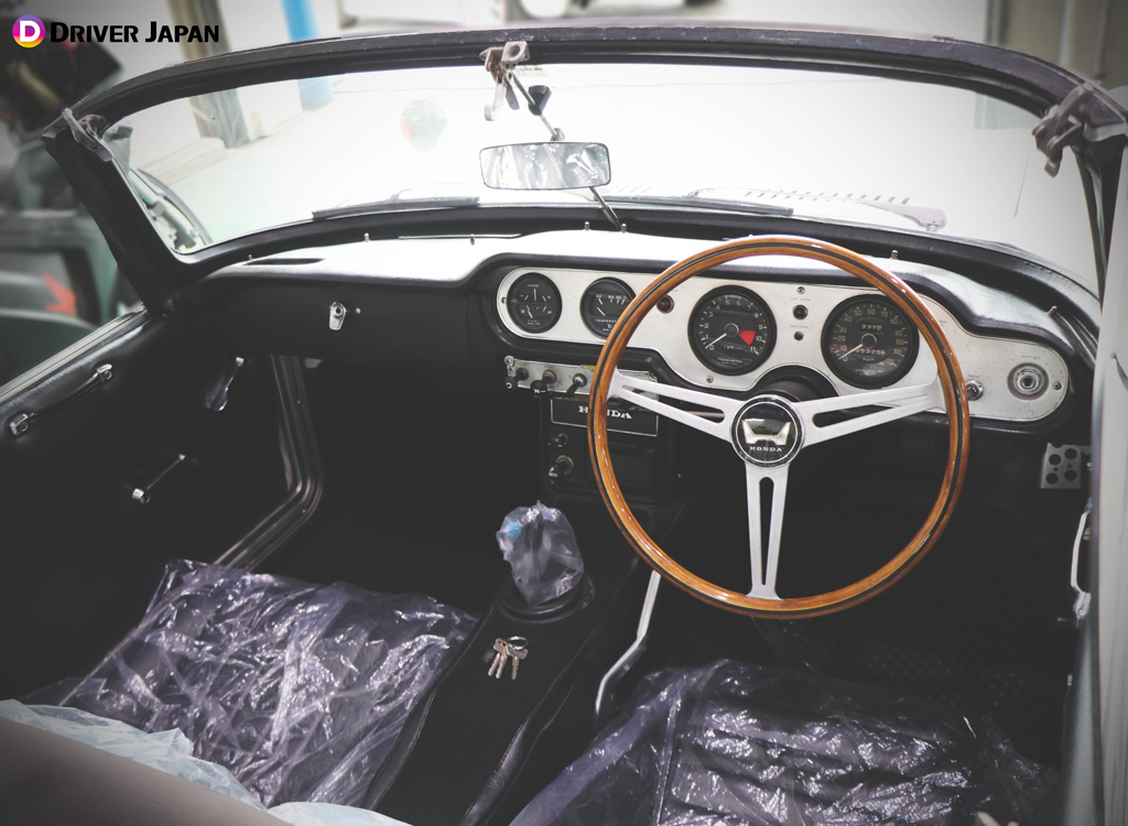 亜細亜自動車にて整備中のホンダ S600の運転席